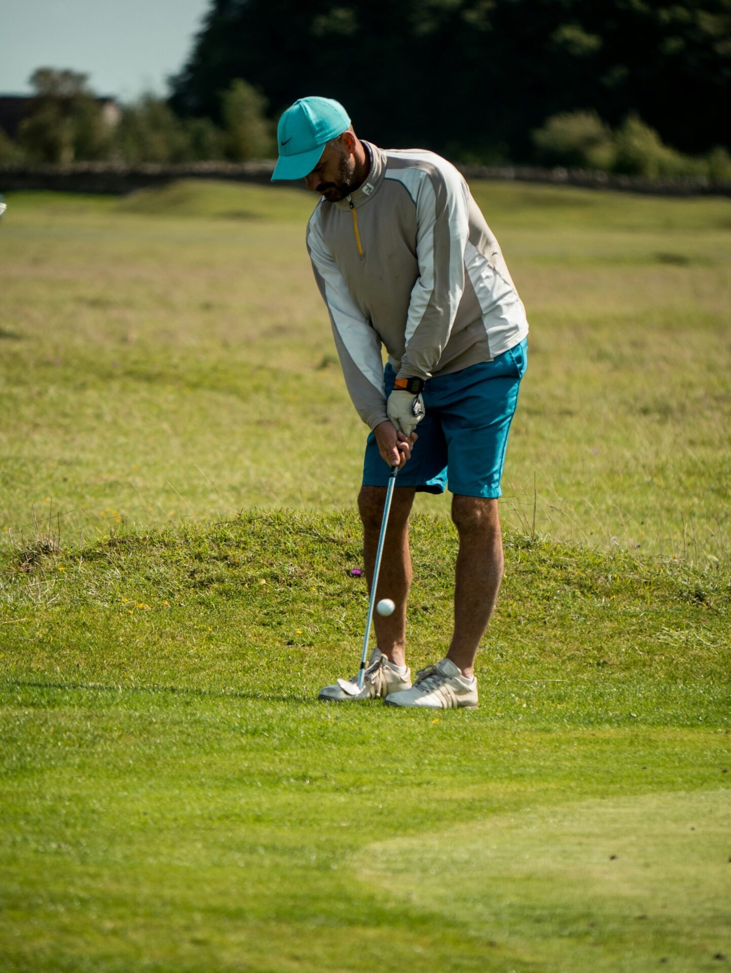 Man spielt golf in golfschuhe