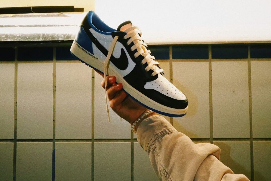 Person hält air jordan 1 low in hand